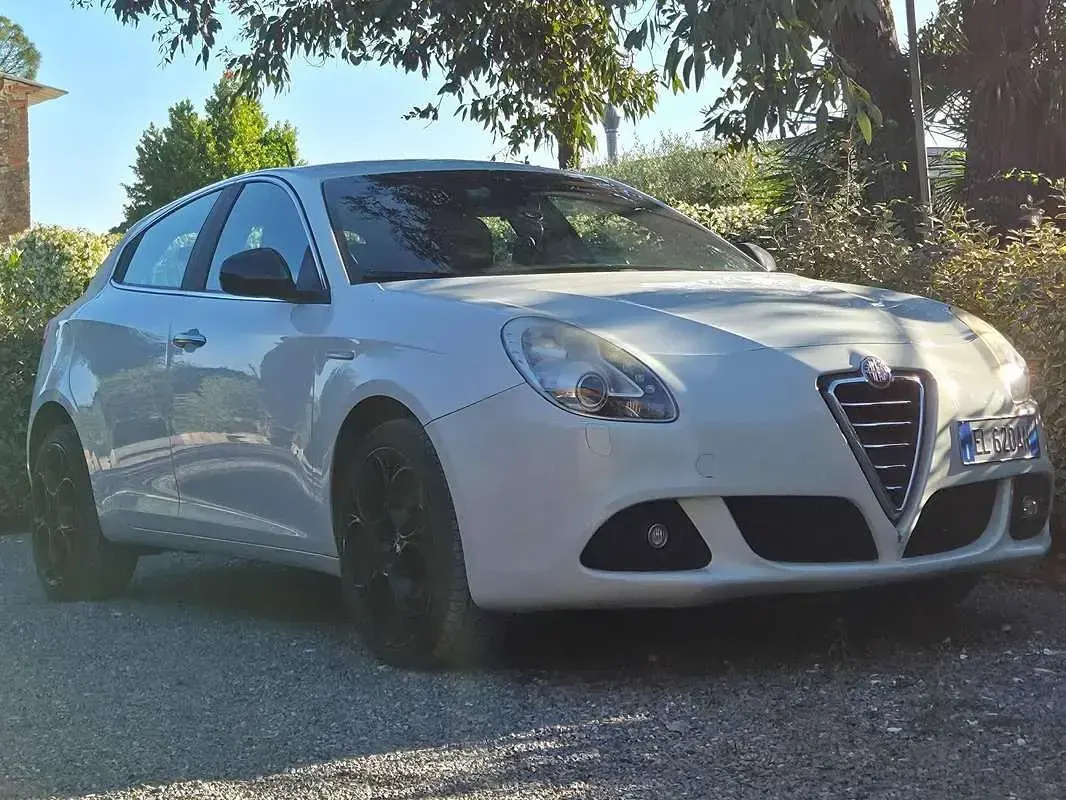 Usata Alfa Romeo Giulietta Distinctive 170 CV (125 kW) 2012 Bianco Utilitaria
