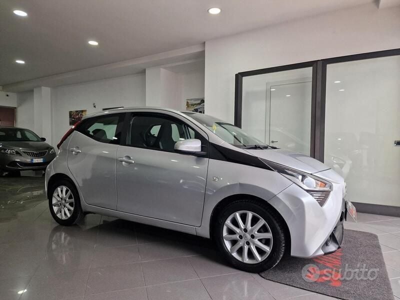 Grigio Usata 2018 Toyota Aygo X-play Due volumi | 8390 € (Ottimo prezzo) - Immagine 1/2