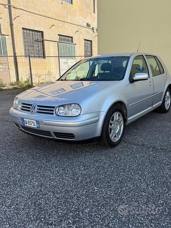 Grigio Usata 2001 VW Golf IV Tre volumi | 2000 € (Buon prezzo) - Immagine 1/4