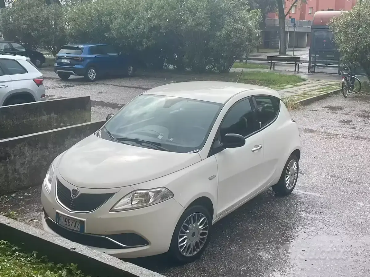Usata Lancia Ypsilon 60 CV (44 kW) 2016 Bianco Utilitaria