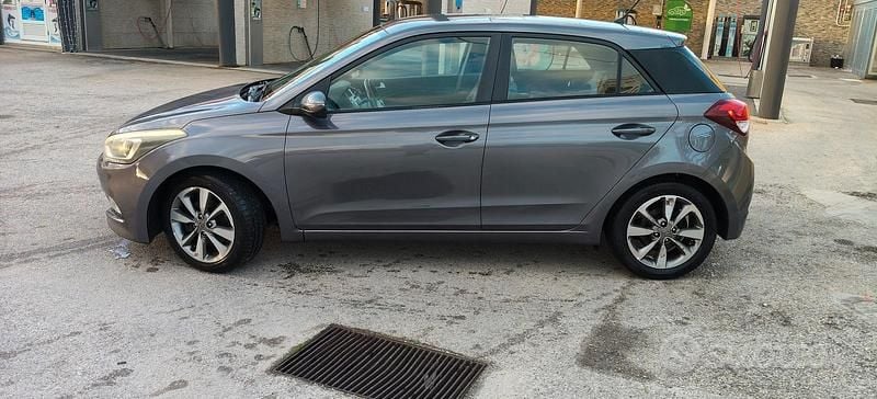 Usata Hyundai i20 100 CV (73 kW) 2015 Grigio Utilitaria