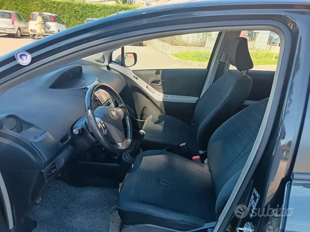 Usata Toyota Yaris 67 CV (49 kW) 2007 Nero Utilitaria
