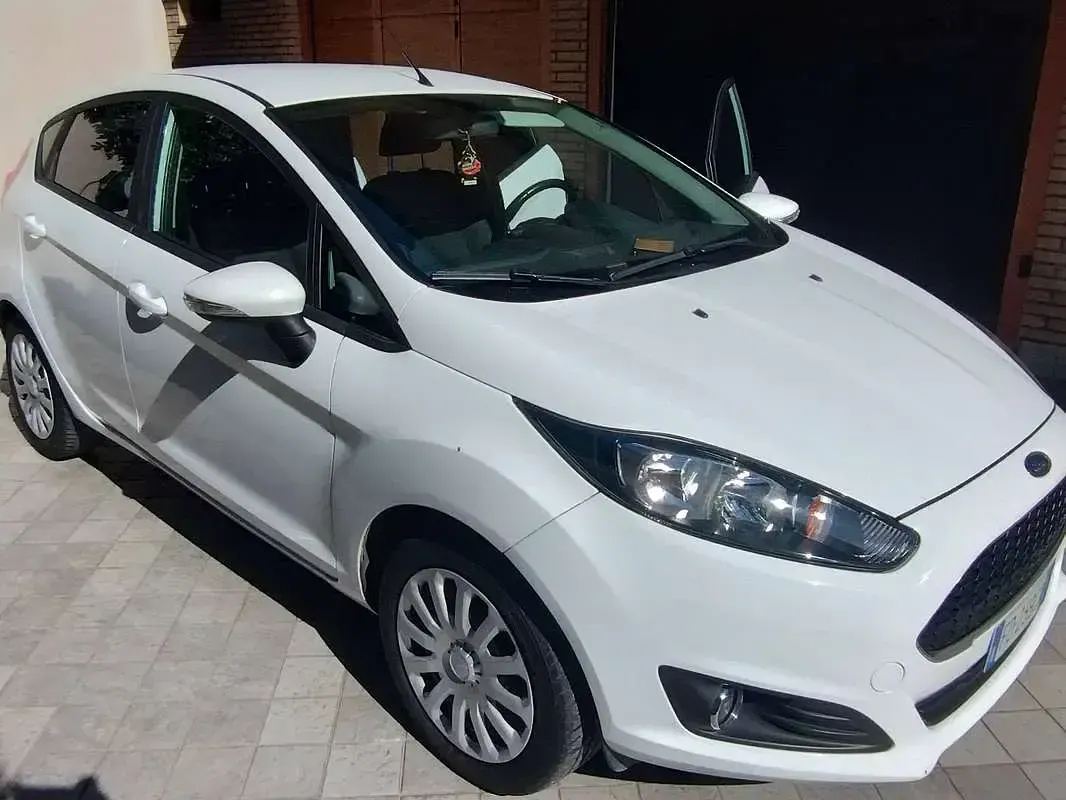 Usata Ford Fiesta 60 CV (44 kW) 2016 Bianco Utilitaria