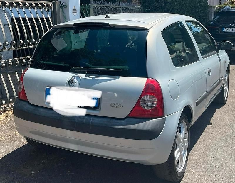 Usata Renault Clio II 75 CV (55 kW) 2004 Grigio Utilitaria
