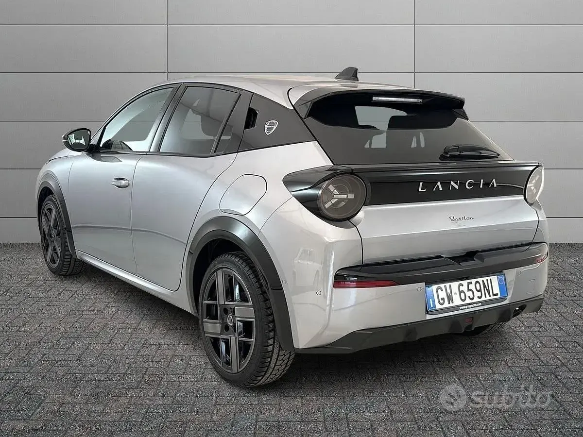 Usata Lancia Ypsilon 101 CV (74 kW) 2024 Grigio Utilitaria