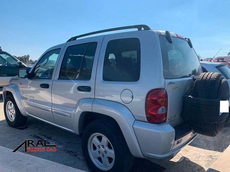 Usata Jeep Cherokee Sport 150 CV (110 kW) 2003 Grigio SUV