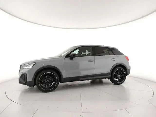 Usata Audi Q2 Ambiente 150 CV (110 kW) 2022 1x grigio freccia effetto perla SUV