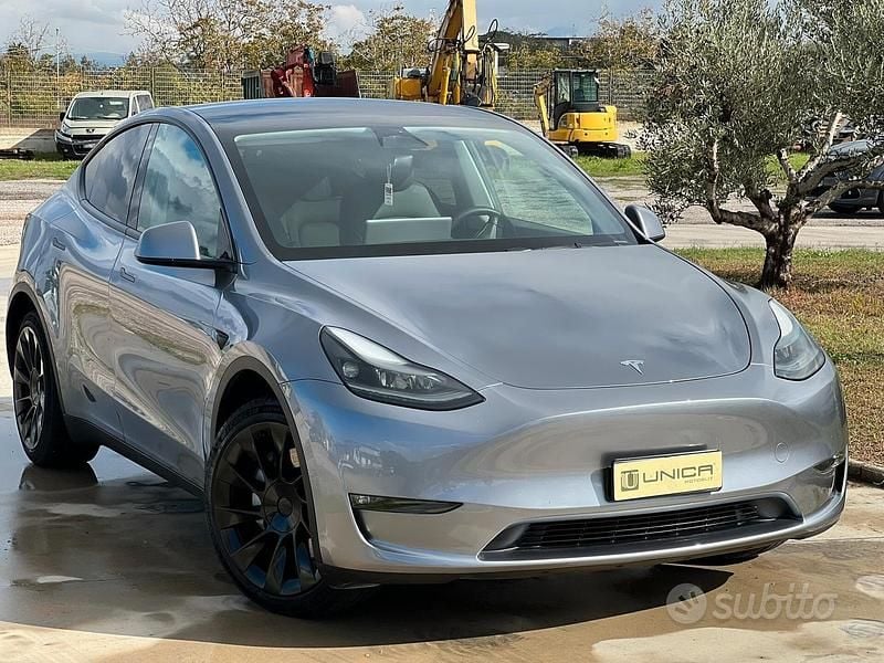 Grigio Usata 2024 Tesla Model Y Performance SUV | 39.999 € (Buon prezzo) - Immagine 1/4