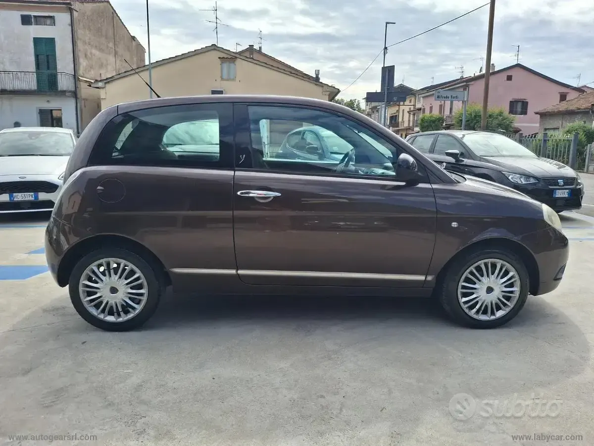 Usata Lancia Ypsilon Platinum 69 CV (50 kW) 2011 Viola Utilitaria