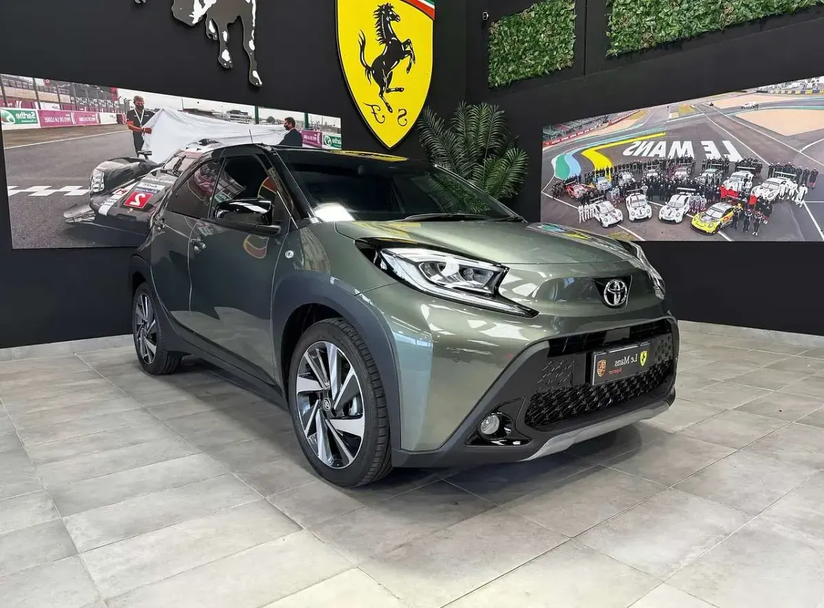 Usata Toyota Aygo X Lounge 72 CV (52 kW) 2024 Terragon and black metallic SUV