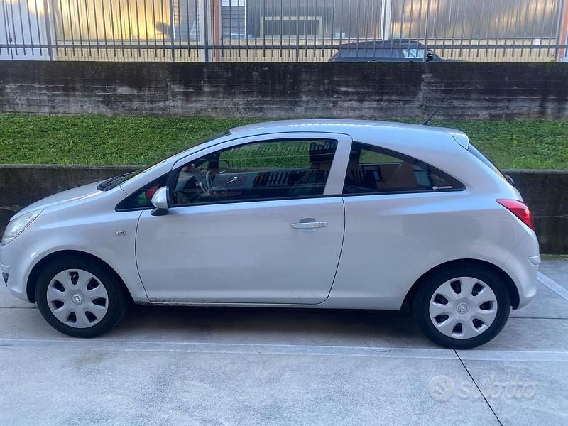 Usata Opel Corsa 54 CV (39 kW) 2009 Grigio Utilitaria