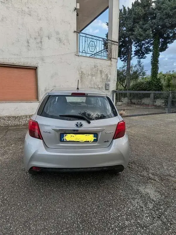 Usata Toyota Yaris Hybrid Active 75 CV (55 kW) 2015 Berlina