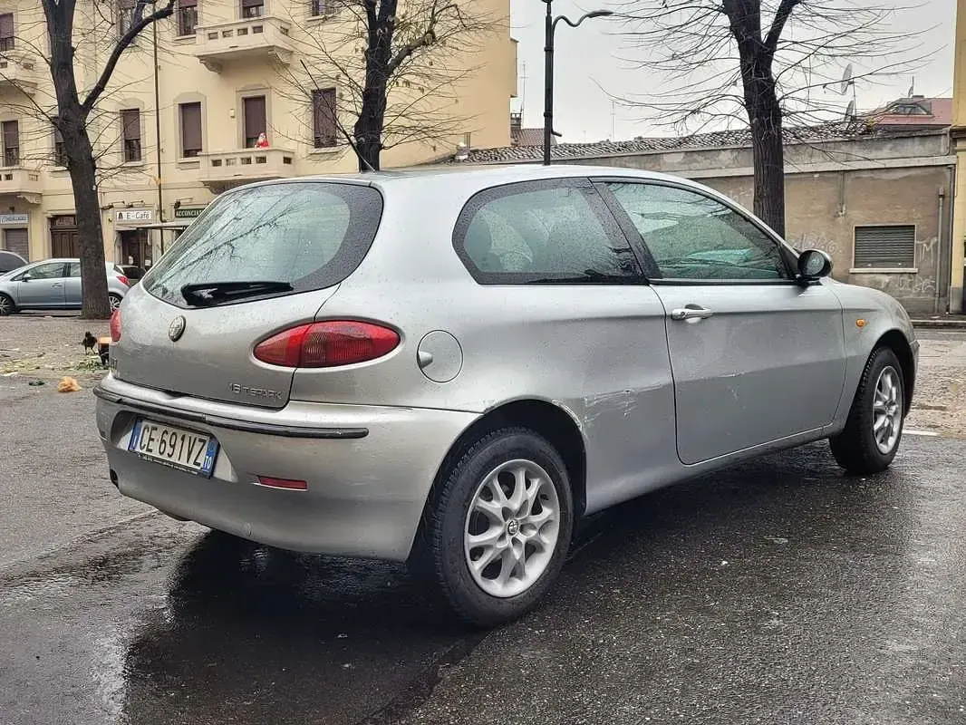 Usata Alfa Romeo 147 105 CV (77 kW) 2002 Utilitaria