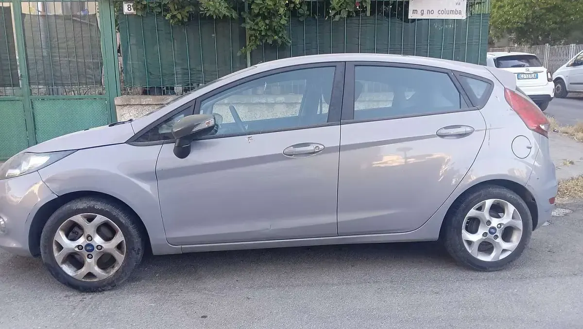 Usata Ford Fiesta 92 CV (67 kW) 2012 Grigio Berlina
