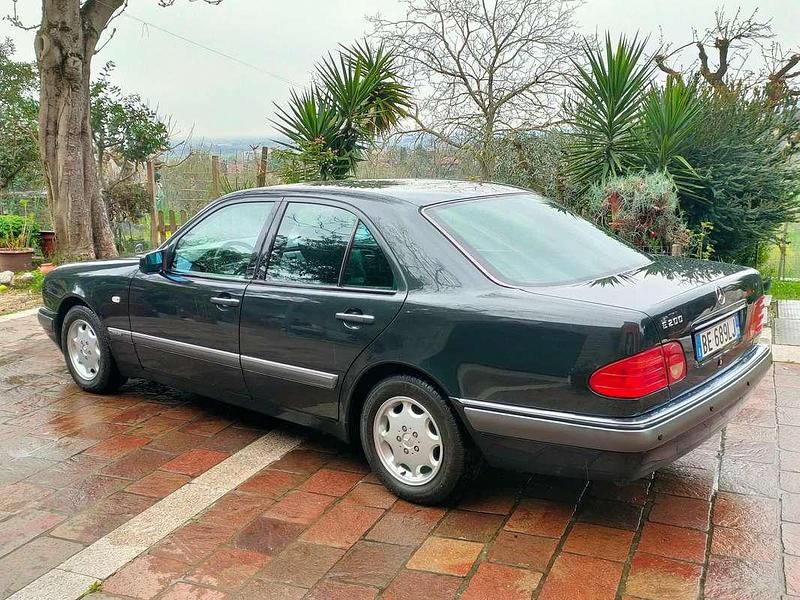 Usata Mercedes E200 Elegance 136 CV (100 kW) 1996 Nero Berlina