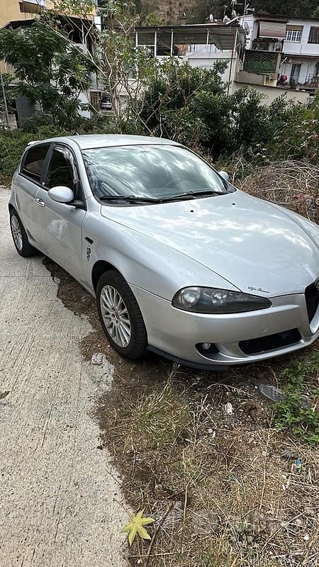 Grigio Usata 2006 Alfa Romeo 147 Due volumi | 2200 € (Buon prezzo) - Immagine 1/4