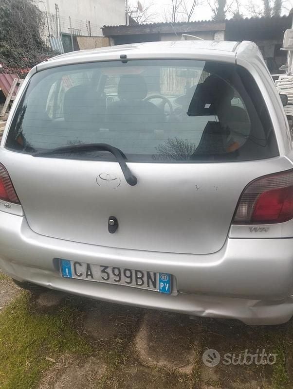 Usata Toyota Yaris 68 CV (50 kW) 2002 Grigio Utilitaria