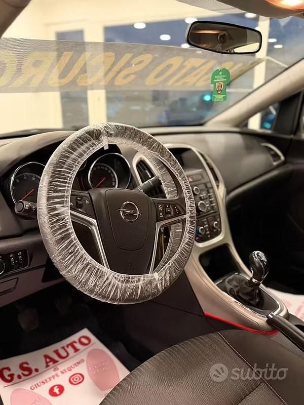 Usata Opel Astra Cosmo 100 CV (73 kW) 2012 Nero Berlina