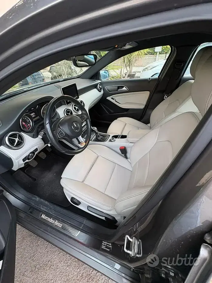 Usata Mercedes A180 109 CV (80 kW) 2017 Grigio Utilitaria