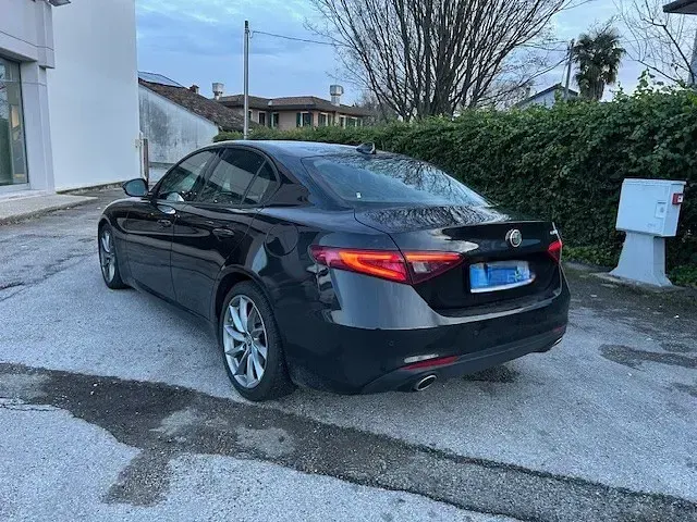 Usado Alfa Romeo Giulia Super 150 CV (110 kW) 2018 Negro Berlina