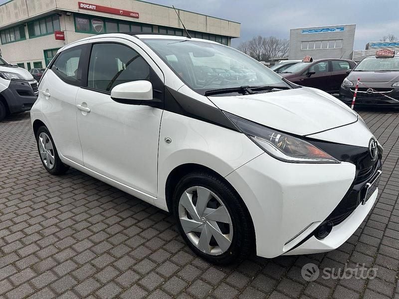 Usata Toyota Aygo X-play 69 CV (50 kW) 2017 Bianco Utilitaria