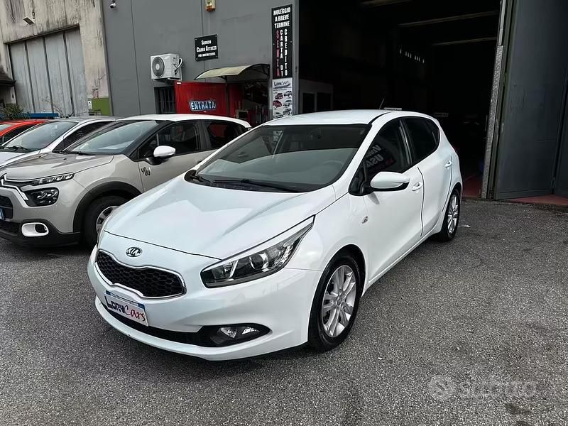 Begagnad Kia Ceed 110 HK (80 kW) 2013 Vit Halvkombi