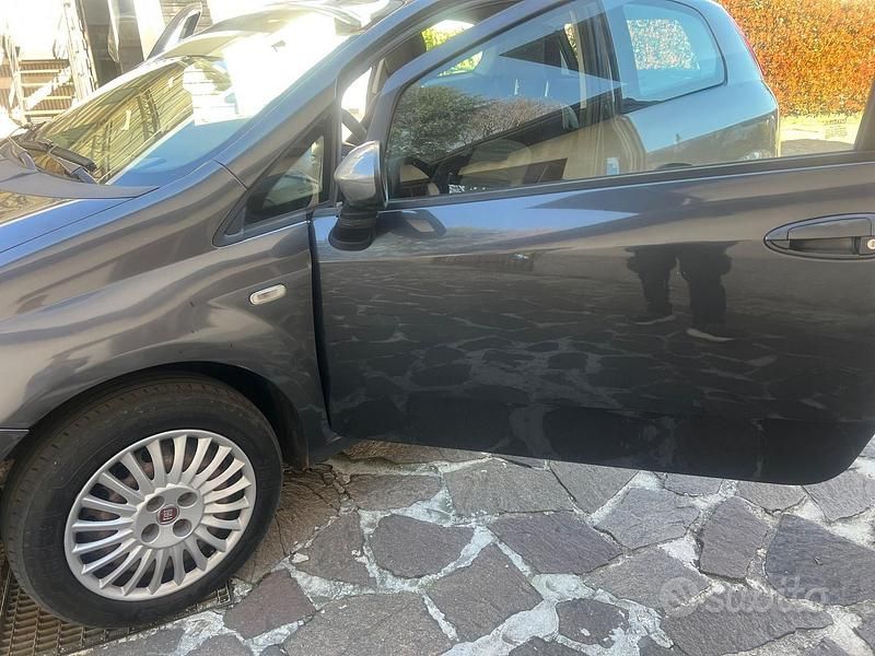 Usata Fiat Grande Punto Active 65 CV (47 kW) 2009 Grigio Utilitaria