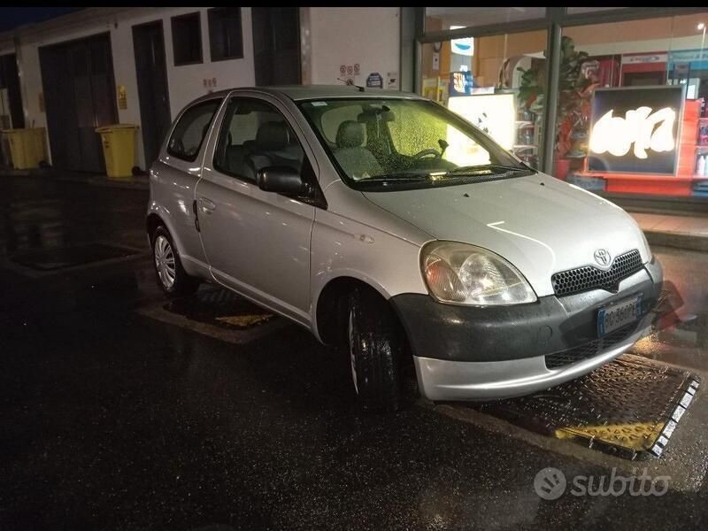 Grigio Usata 2000 Toyota Yaris Due volumi | 1900 € (Buon prezzo) - Immagine 1/4