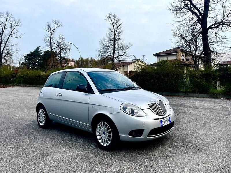 Usata Lancia Ypsilon 69 CV (50 kW) 2012 Grigio Utilitaria