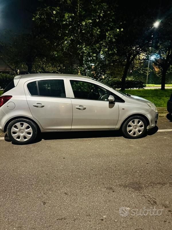 Usata Opel Corsa 90 CV (66 kW) 2009 Grigio Berlina