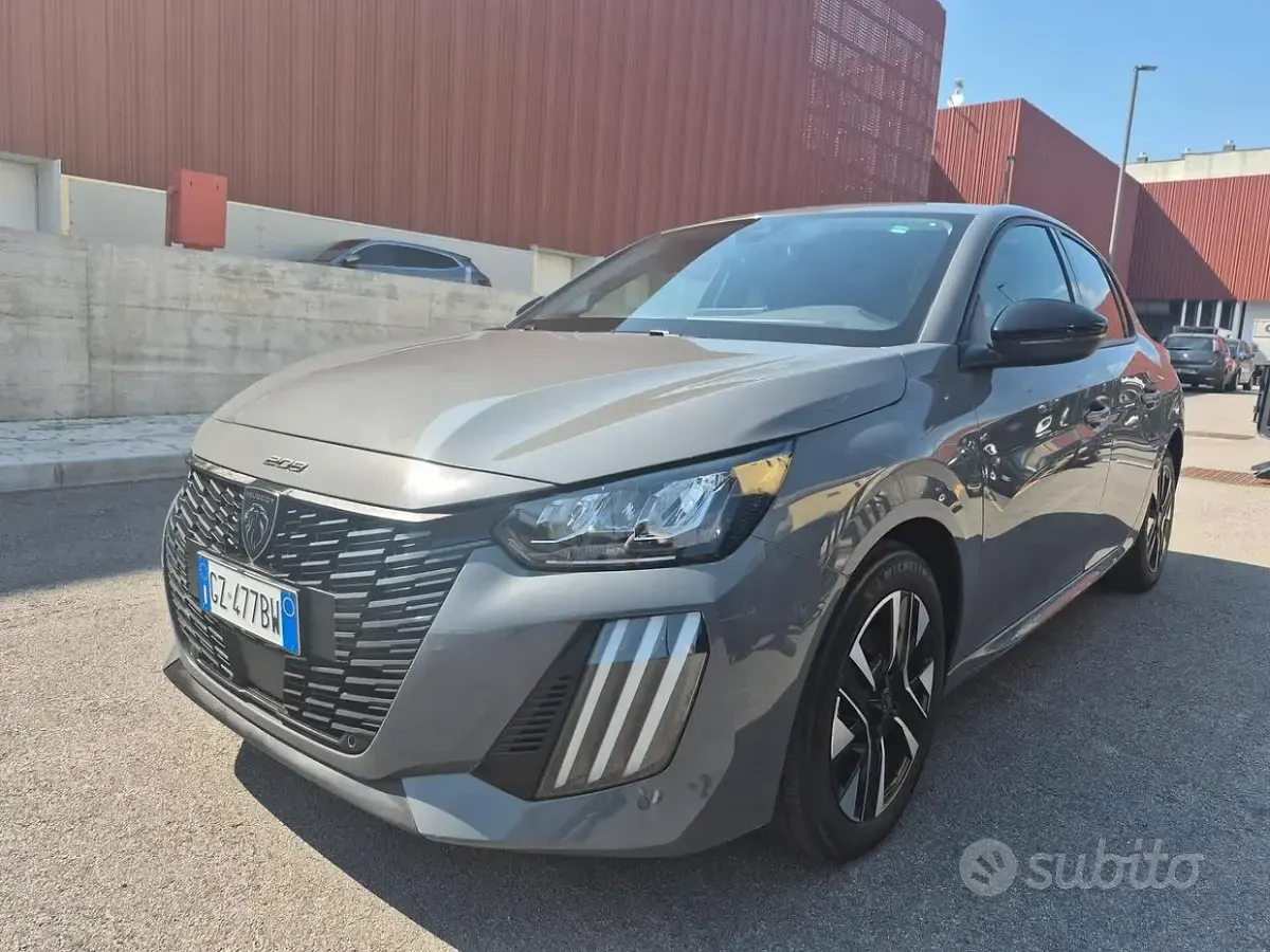 Usata Peugeot 208 Allure 101 CV (74 kW) 2025 Grigio Utilitaria