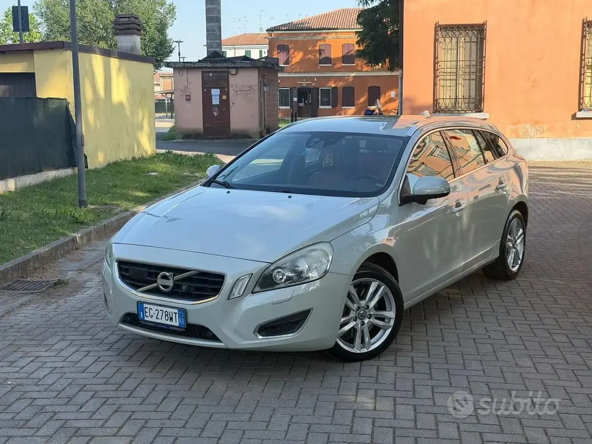 Usata Volvo V60 R-Design 215 CV (158 kW) 2011 Grigio Station wagon