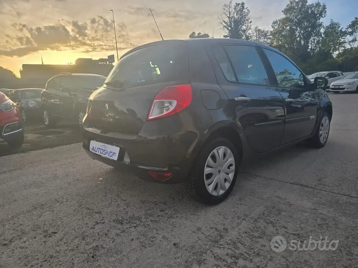 Usata Renault Clio II Luxe 75 CV (55 kW) 2009 Nero Berlina