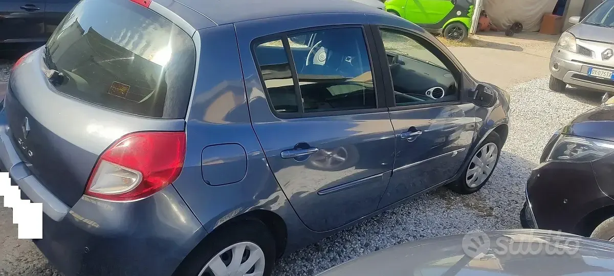 Usado Renault Clio II 75 CV (55 kW) 2010 Gris Berlina