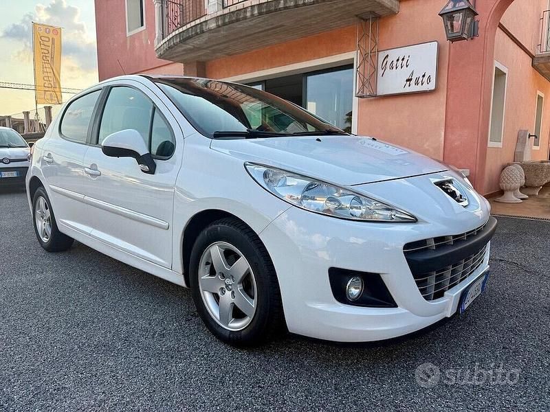 Bianco Usata 2011 Peugeot 207 Allure Tre volumi | 4000 € (Buon prezzo) - Immagine 1/4