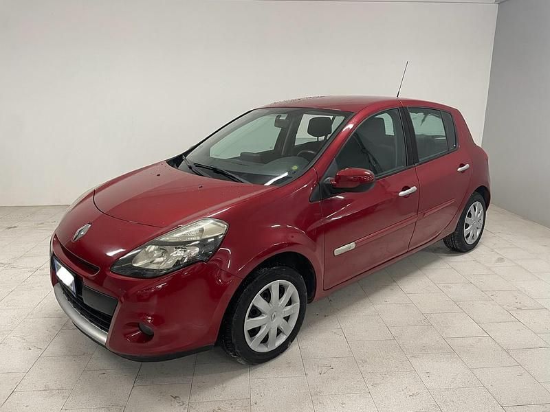 Rosso Usata 2010 Renault Clio II Tre volumi | 3900 € (Buon prezzo) - Immagine 1/4