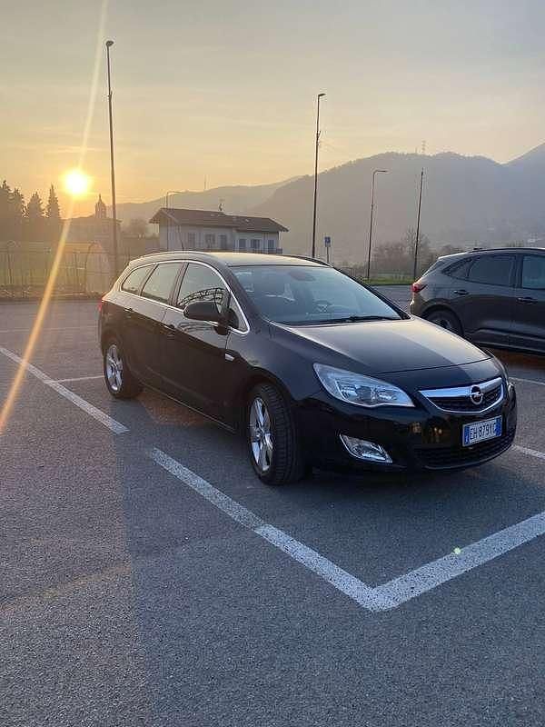Usata Opel Astra Cosmo 125 CV (91 kW) 2011 Nero Station wagon