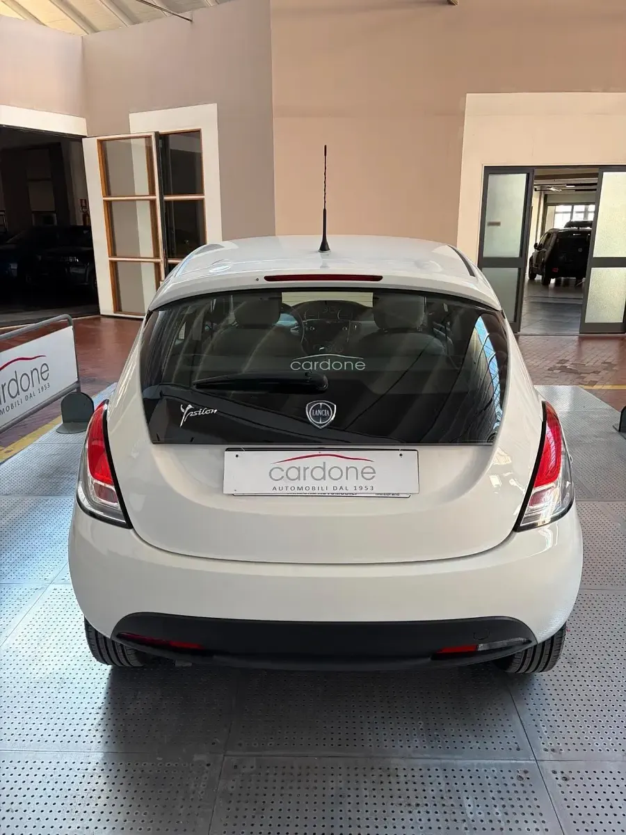 Usata Lancia Ypsilon 95 CV (69 kW) 2013 Bianco Utilitaria