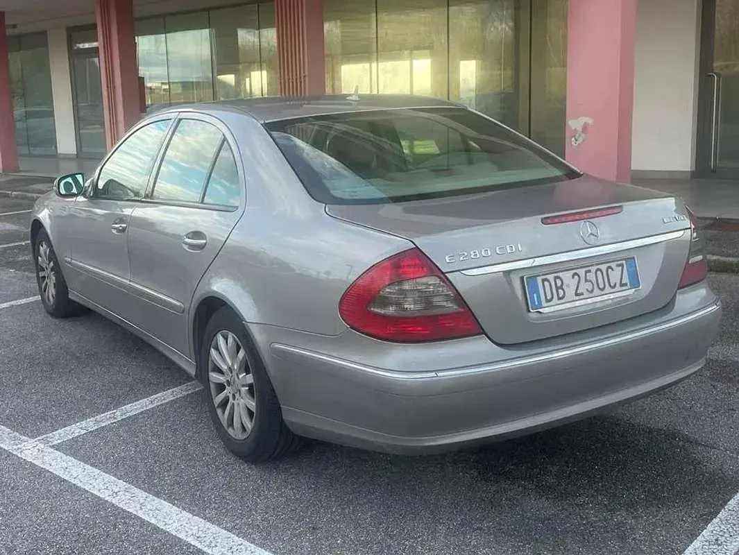 Usata Mercedes E280 Elegance 190 CV (139 kW) 2006 Bronzo Berlina