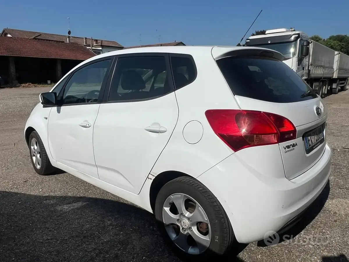 Usata Kia Venga Active 90 CV (66 kW) 2011 Bianco Utilitaria
