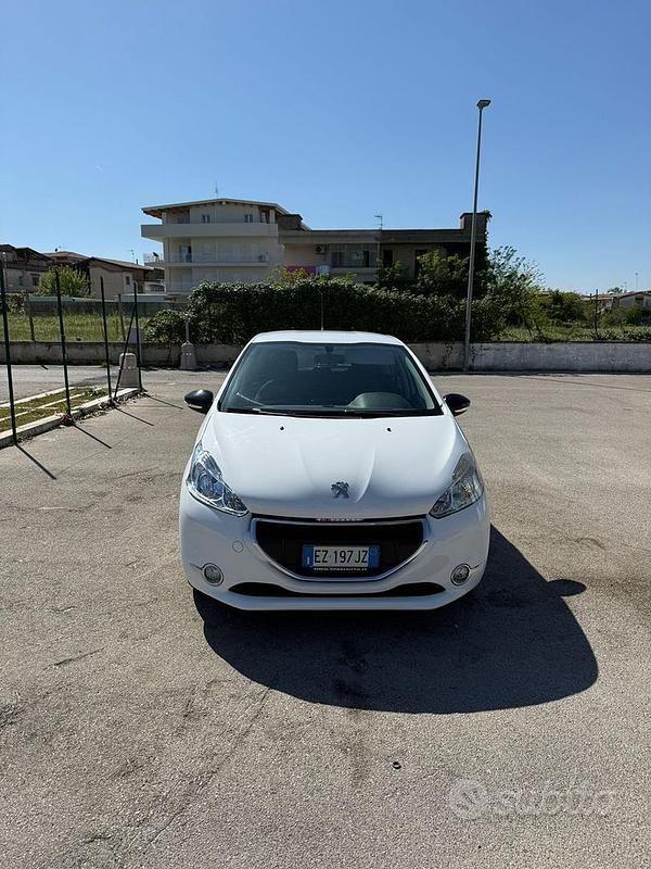 Usata Peugeot 208 68 CV (50 kW) 2015 Bianco Utilitaria