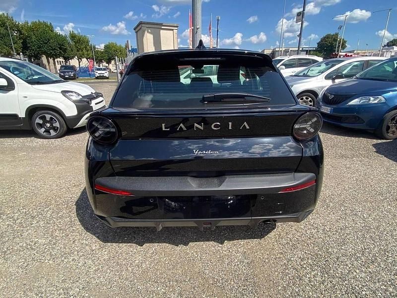 Usata Lancia Ypsilon 110 CV (80 kW) 2025 Nero Utilitaria