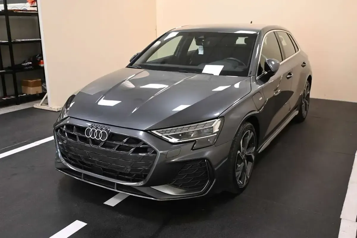 Usata Audi A3 Sportback e-tron S-Line 204 CV (150 kW) 2025 Grigio Utilitaria