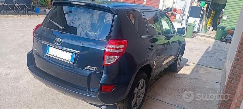 Nero Usata 2012 Toyota RAV4 SUV | 8500 € (Buon prezzo) - Immagine 1/4