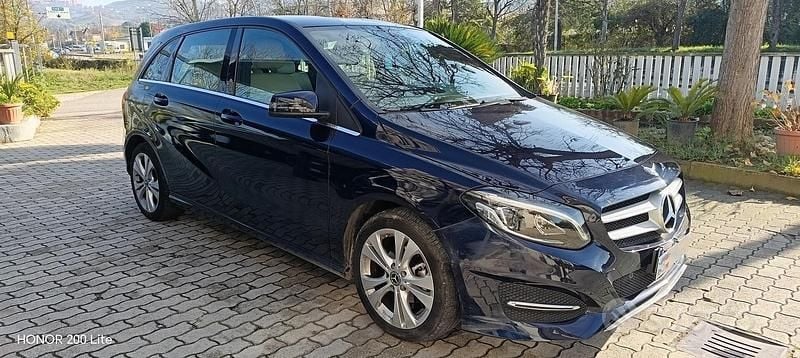 Usata Mercedes B180 108 CV (79 kW) 2018 Blu Monovolume