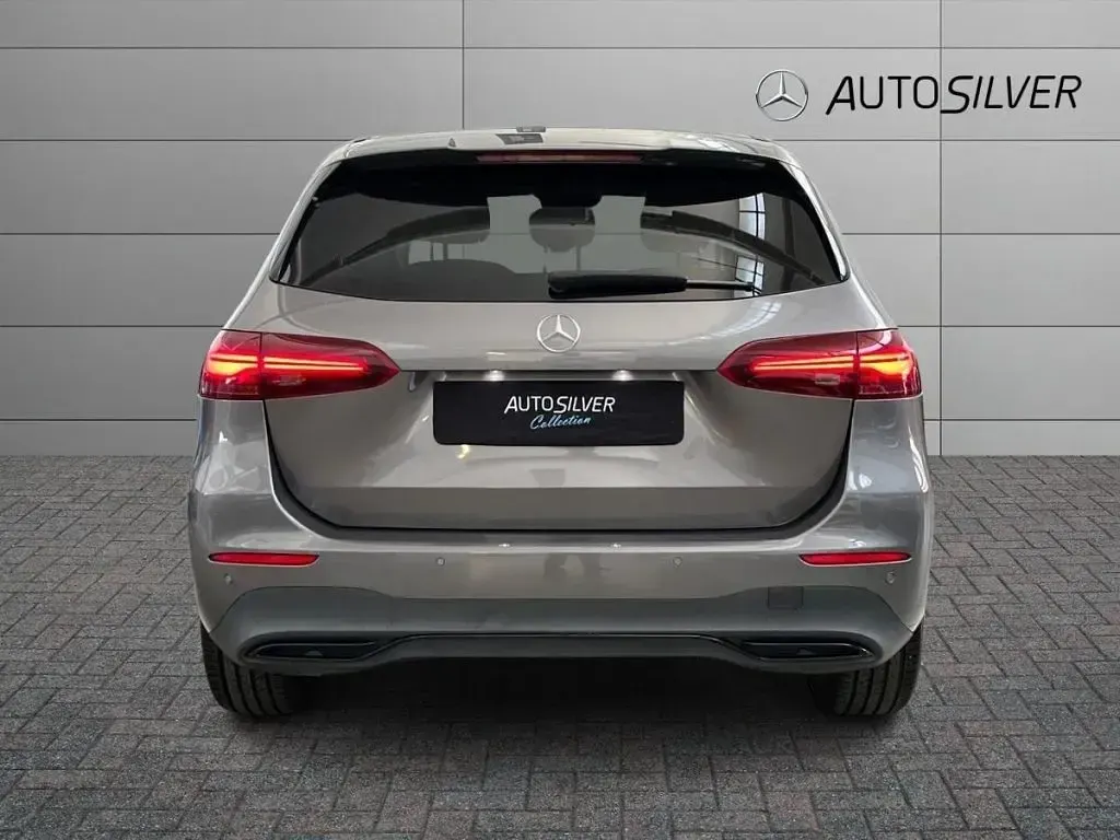 Usata Mercedes B180 Advanced Plus 116 CV (85 kW) 2023 Grigio / metallizzato Utilitaria