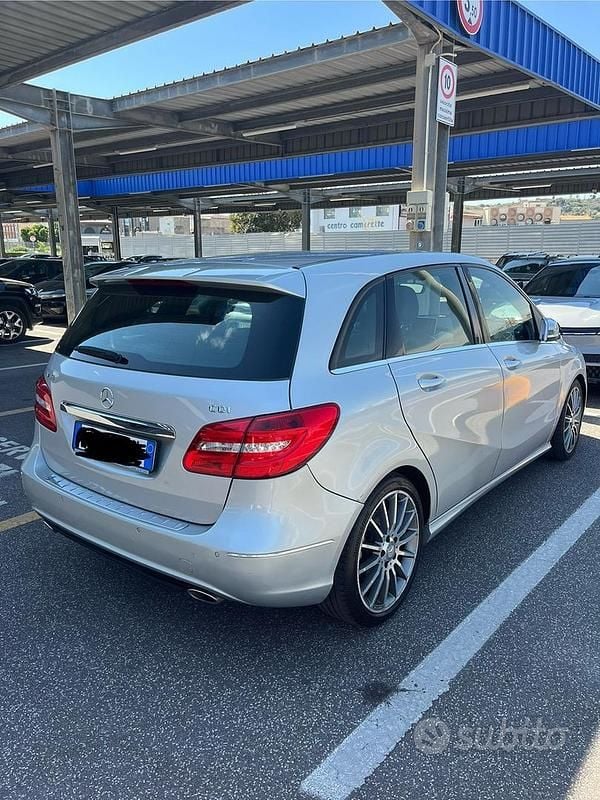 Usata Mercedes B180 109 CV (80 kW) 2015 Grigio Utilitaria