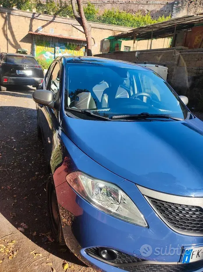 Usata Lancia Ypsilon 69 CV (50 kW) 2017 Bluazzurro Utilitaria