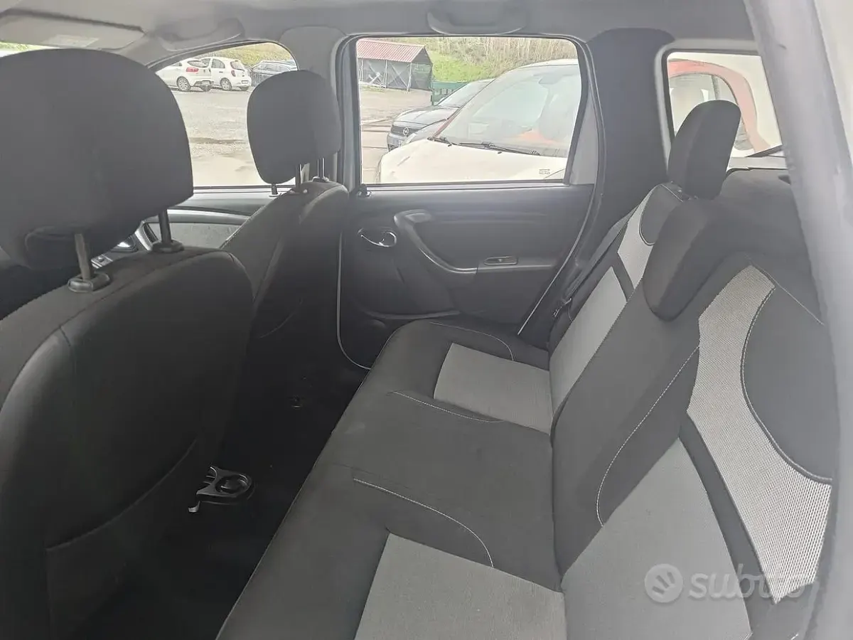 Usata Dacia Duster Lauréate 110 CV (80 kW) 2016 Bianco SUV