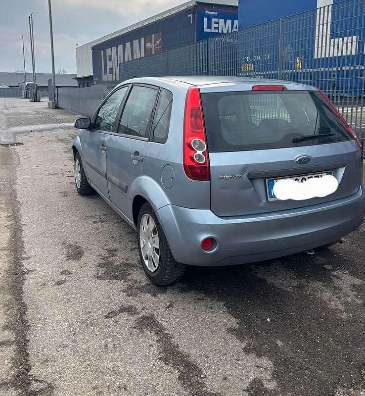 Usata Ford Fiesta Zetec 75 CV (55 kW) 2006 Blu/azzurro Utilitaria